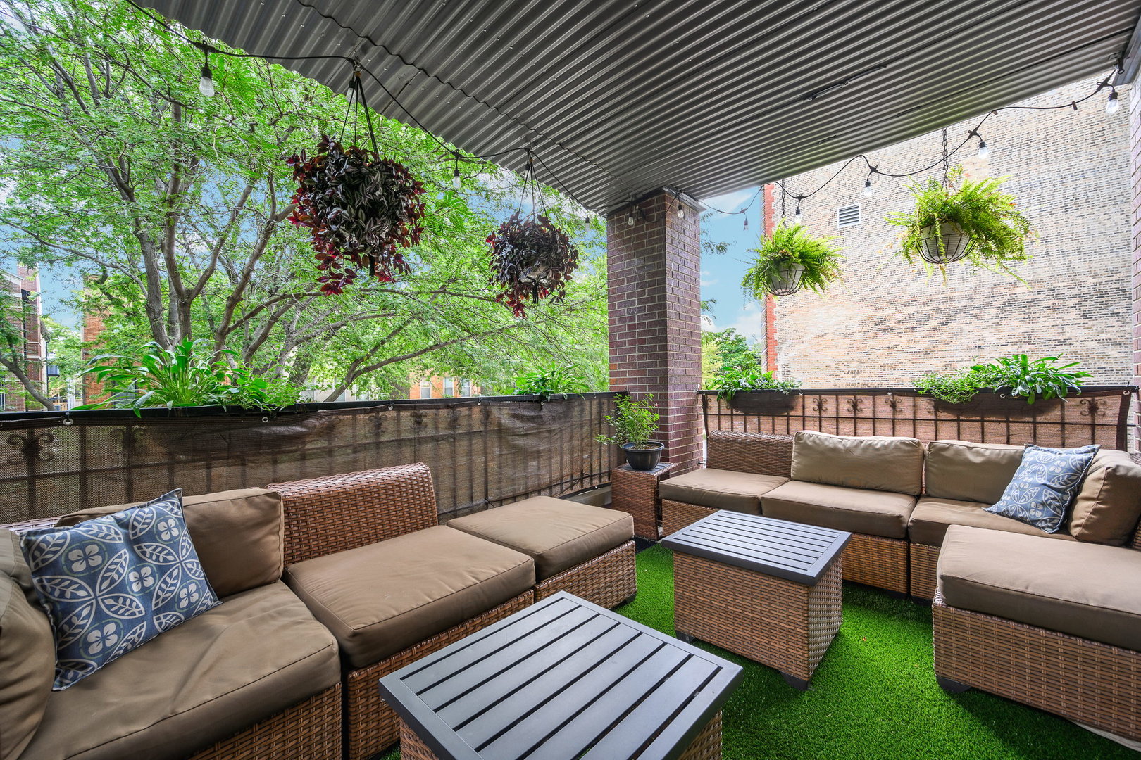 4826 North Winthrop Avenue, Unit 2S Chicago, IL 60640 - Photo 19 of 21 a view of a patio with couches chairs and a potted plant