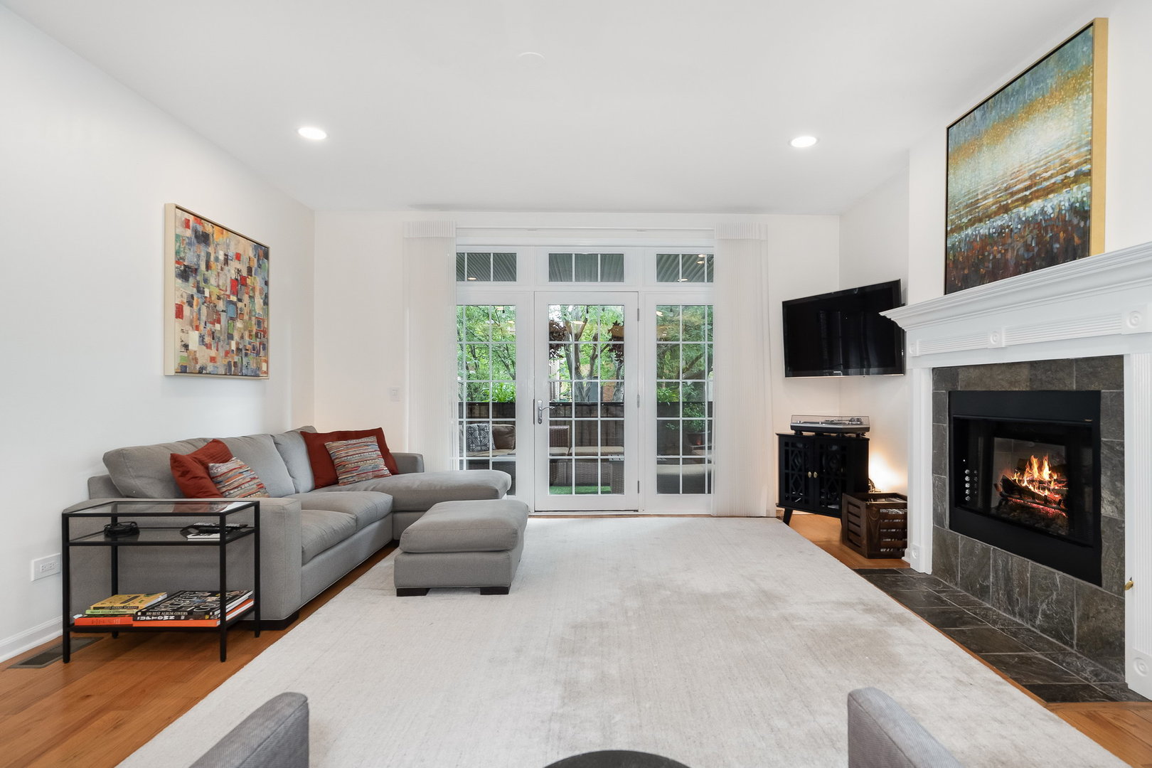 4826 North Winthrop Avenue, Unit 2S Chicago, IL 60640 - Photo 4 of 21 a living room with furniture and a fireplace