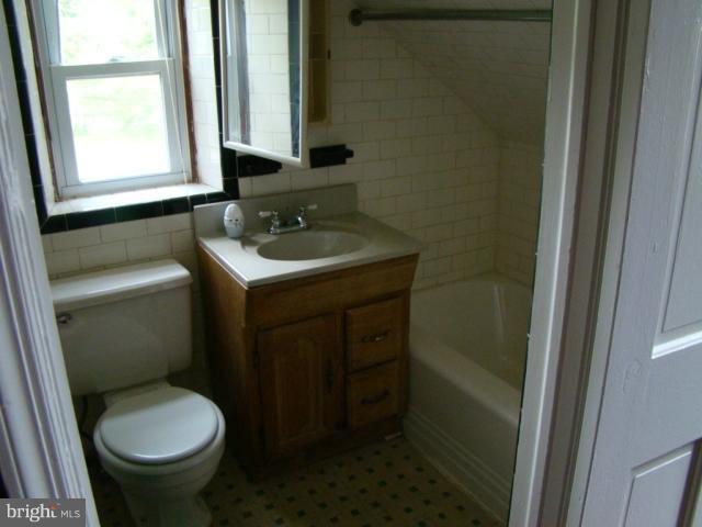 5315 Windsor Mill Road Baltimore, MD 21207 - Photo 4 of 11 Bath