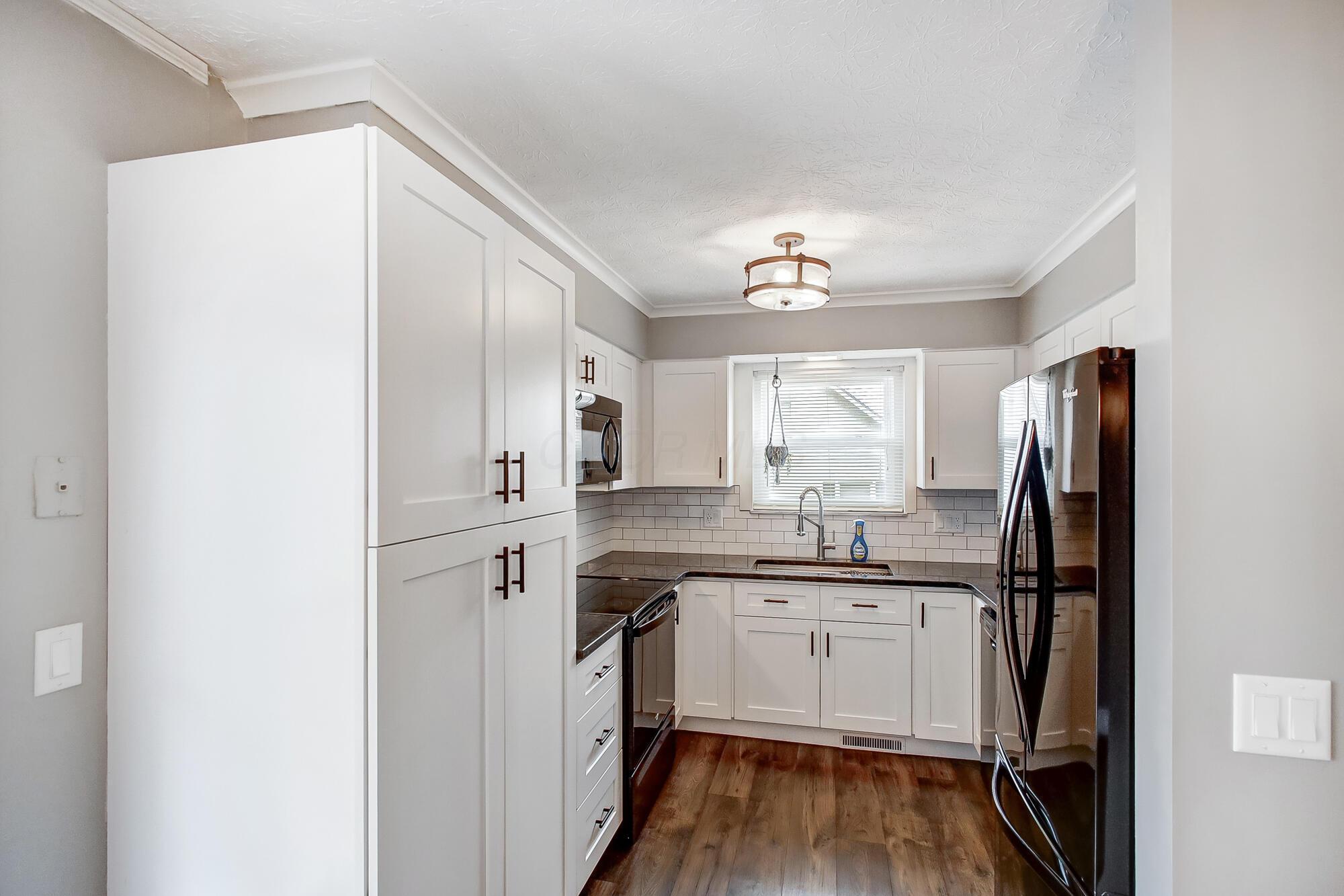 834 Doherty Road Columbus, OH 43228 - Photo 15 of 55 Kitchen