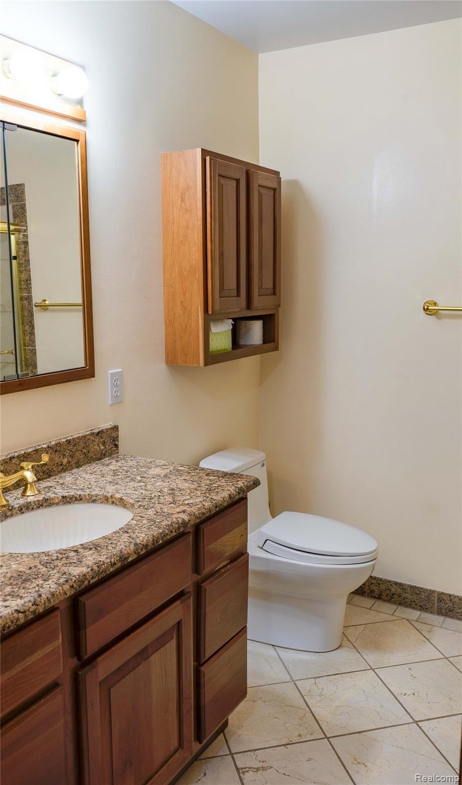 40440 Village Wood Road Novi, MI 48375 - Photo 15 of 27 Bathroom.jpg