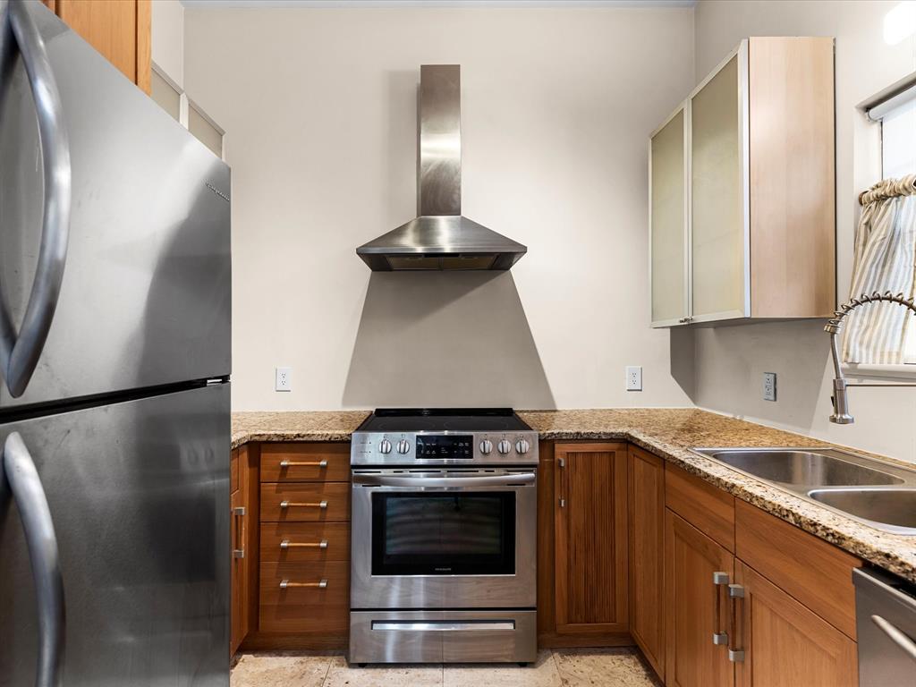 4110 Travis Street, Unit E Dallas, TX 75204 - Photo 9 of 23 a kitchen with a stove and a refrigerator