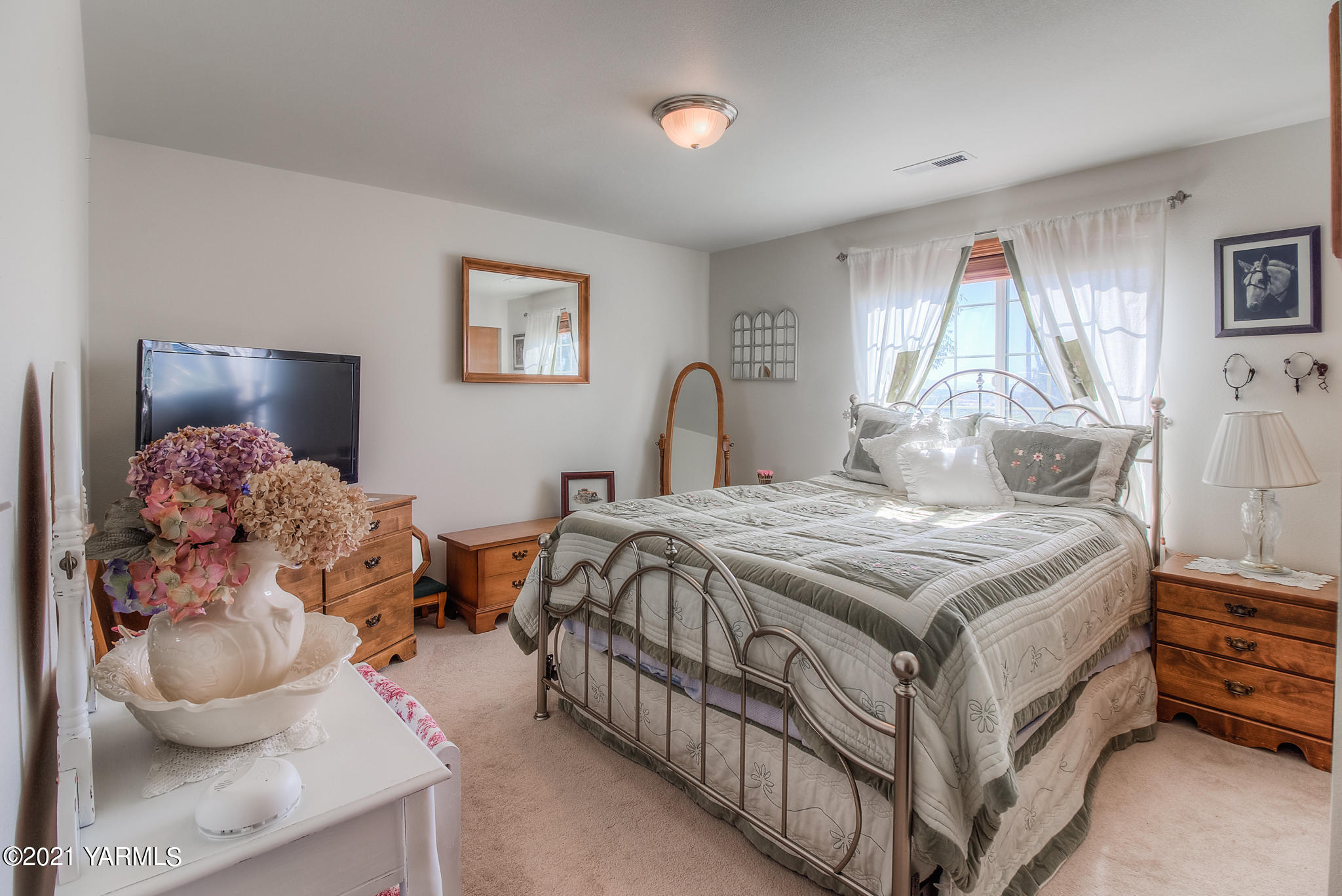 611 County Line Road Prosser, WA 99350 - Photo 14 of 23 a bedroom with a bed and a window