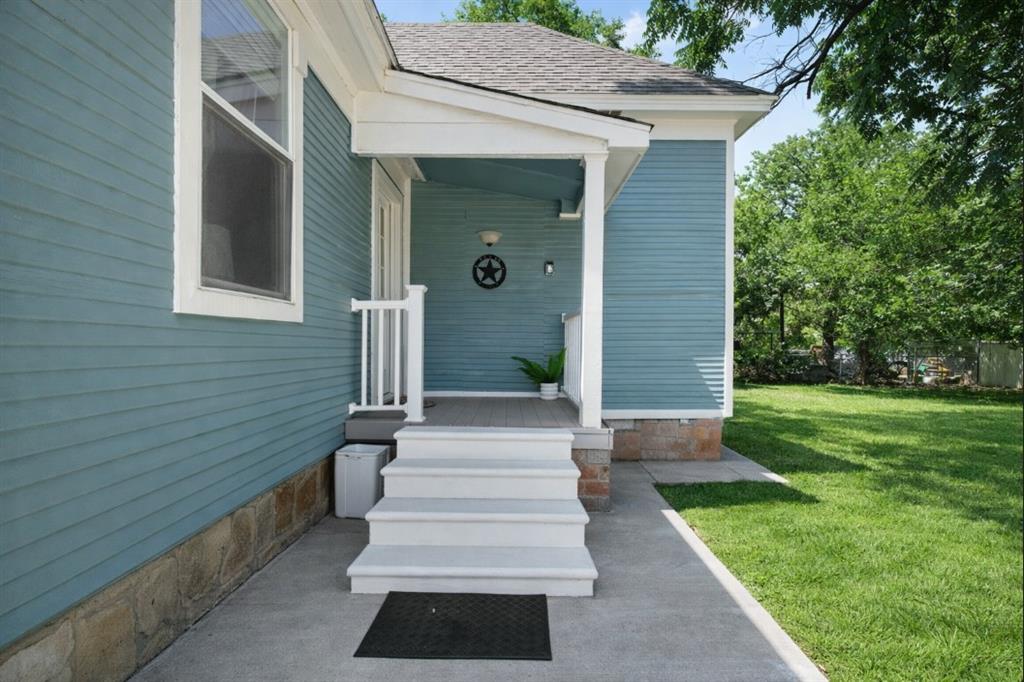 809 Southwest 5th Avenue Mineral Wells, TX 76067 - Photo 14 of 18 a view of a entrance of the house