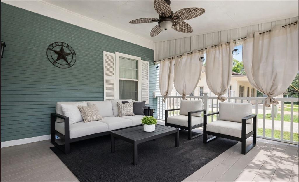 809 Southwest 5th Avenue Mineral Wells, TX 76067 - Photo 2 of 18 a living room with furniture and a large window