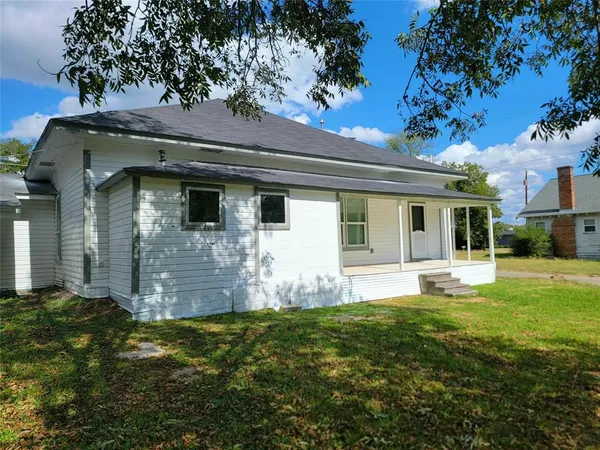 a front view of house with yard
