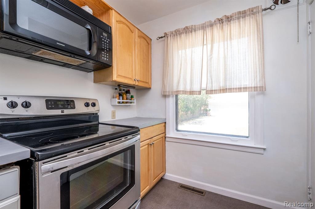 1776 Hampton Road Grosse Pointe Woods, MI 48236 - Photo 16 of 45