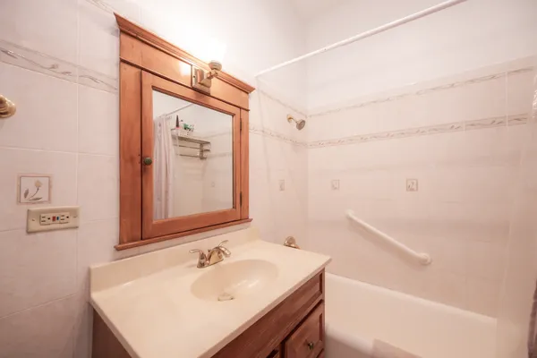 $390,000 | 1354 East 48th Street, Unit 2E, Chicago, IL 60615