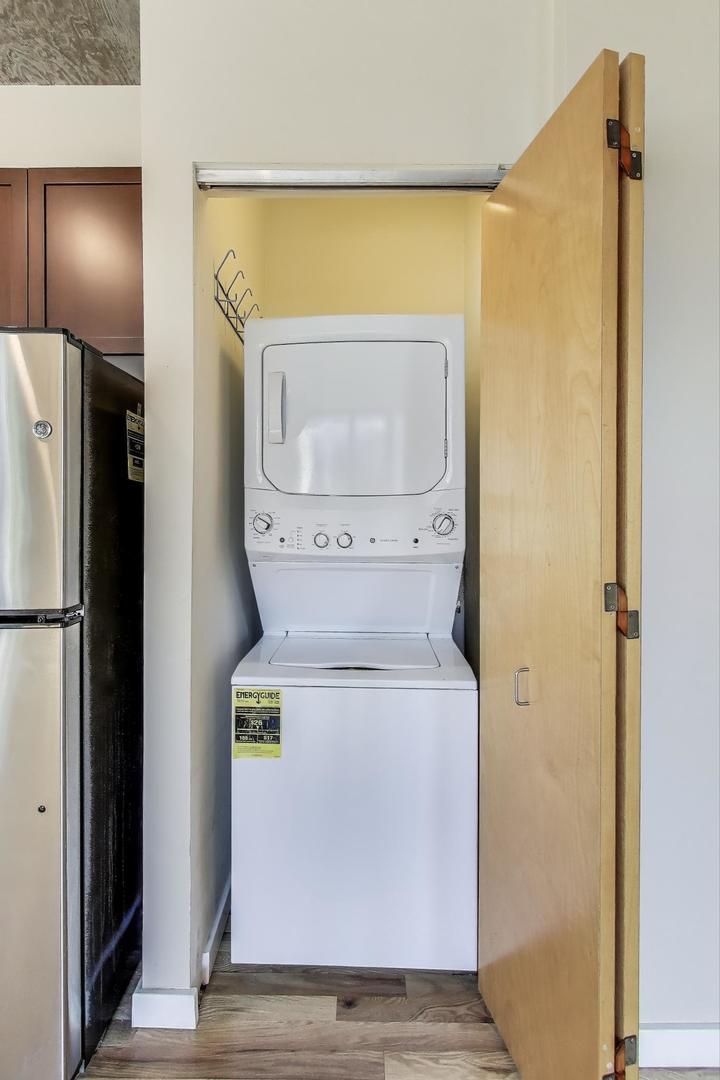 321 South Sangamon Street, Unit 605 Chicago, IL 60607 - Photo 27 of 36 a utility room with dryer and washer
