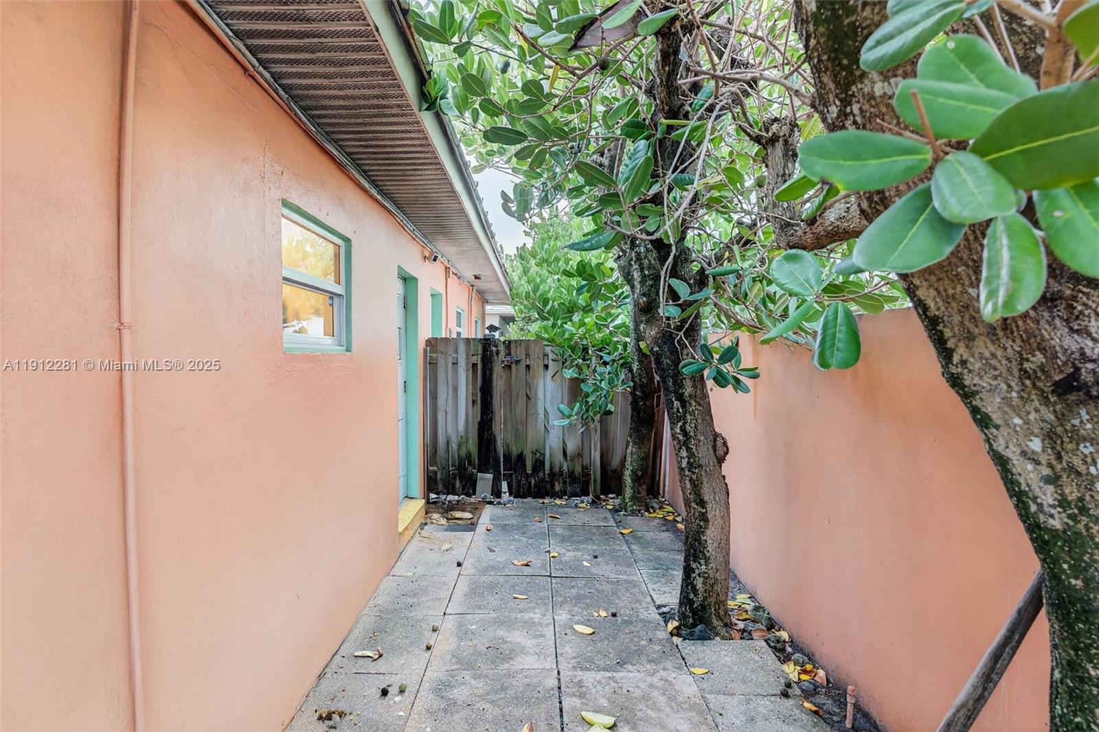 820 North Ocean Boulevard, Unit 1 Pompano Beach, FL 33062 - Photo 12 of 21 a view of a backyard