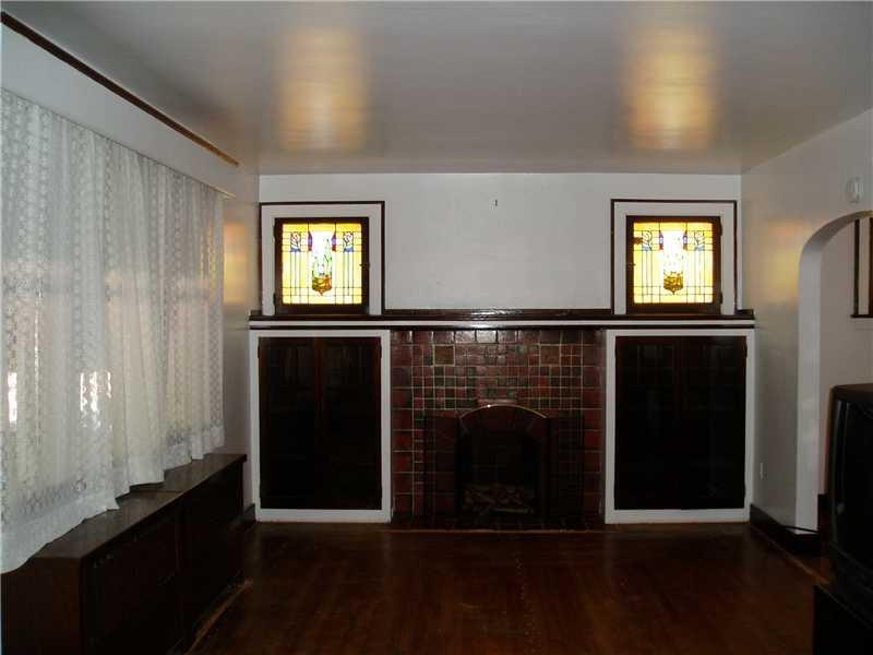 2142 Harbor Street Pittsburgh, PA 15212 - Photo 3 of 17 Living Room.