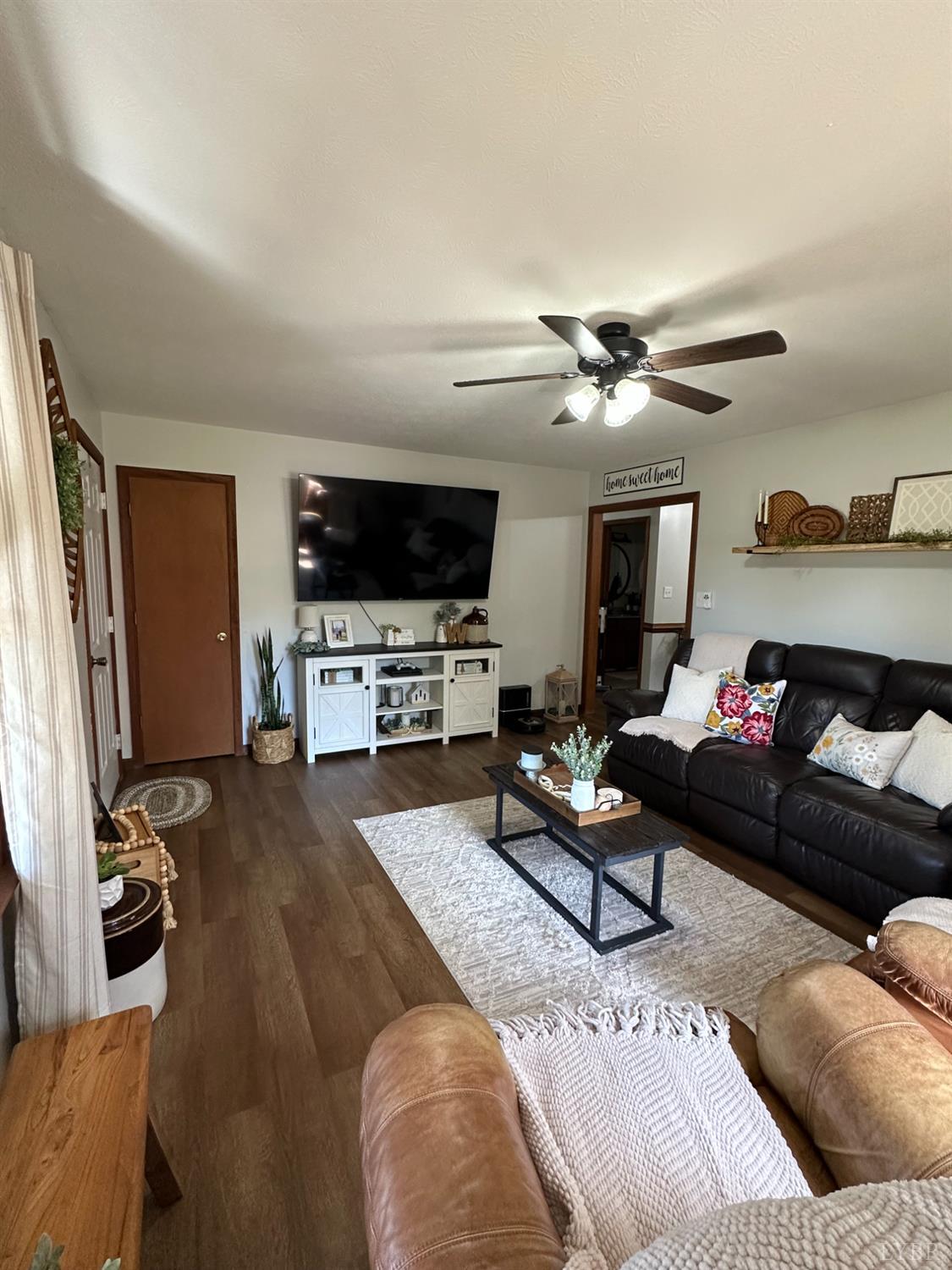 1524 Austin Road Gladstone, VA 24553 - Photo 4 of 30 a living room with furniture and a flat screen tv