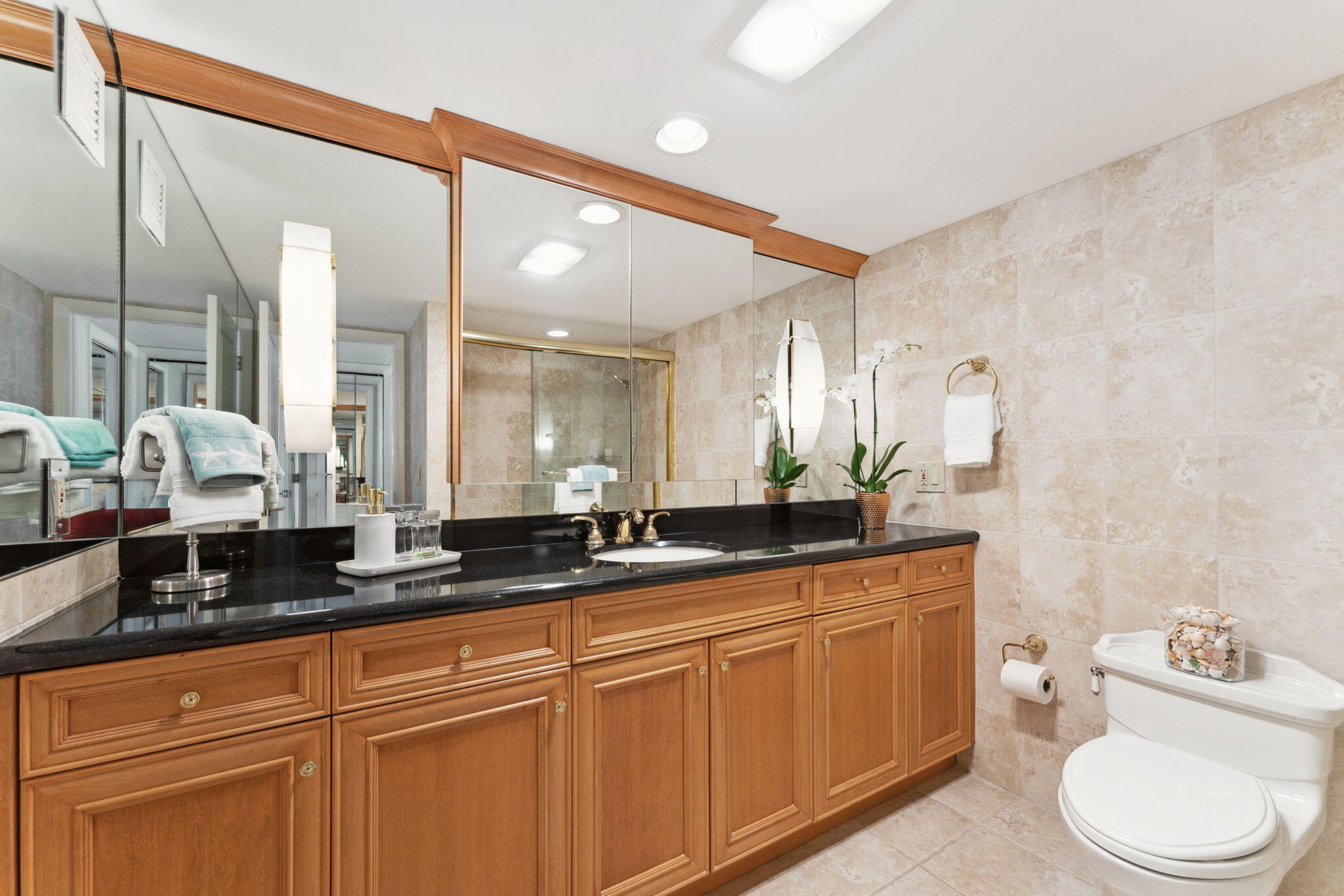 2000 South Ocean Boulevard, Unit 16H Boca Raton, FL 33432 - Photo 16 of 44 En-suite primary full bathroom