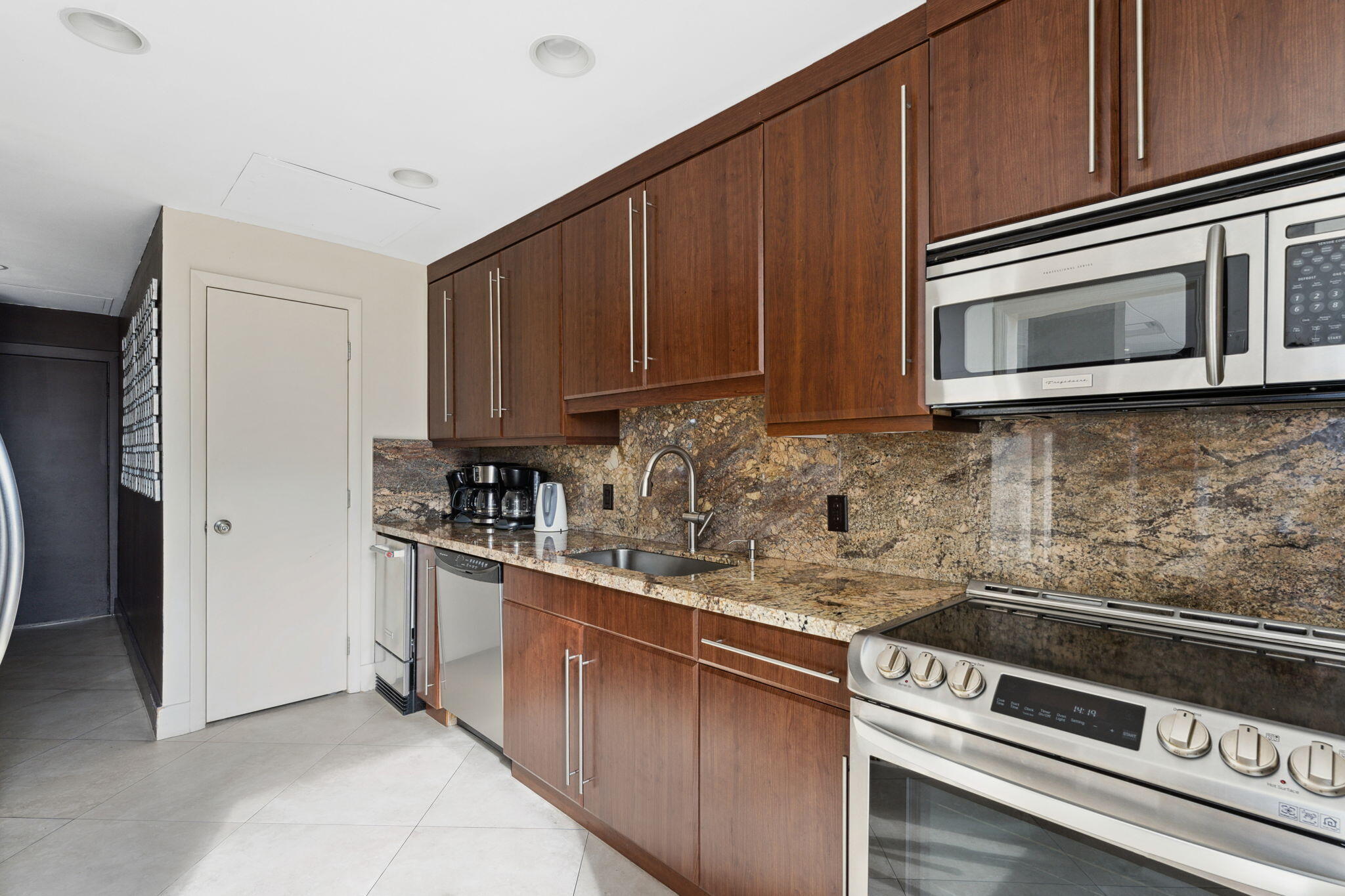 2000 South Ocean Boulevard, Unit 16H Boca Raton, FL 33432 - Photo 40 of 44 Social Room Fully Equipped Kitchen