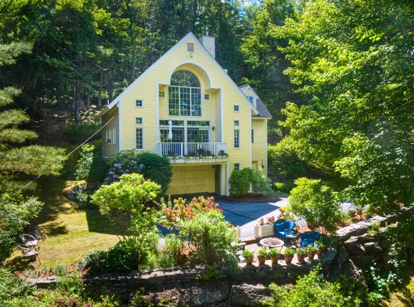 $689,000 | 28 Chase Street, Sunapee, NH 03782