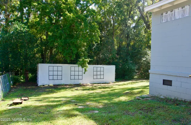 a view of a back yard