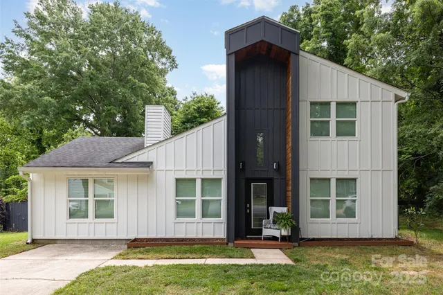 a view of a house with backyard and garden