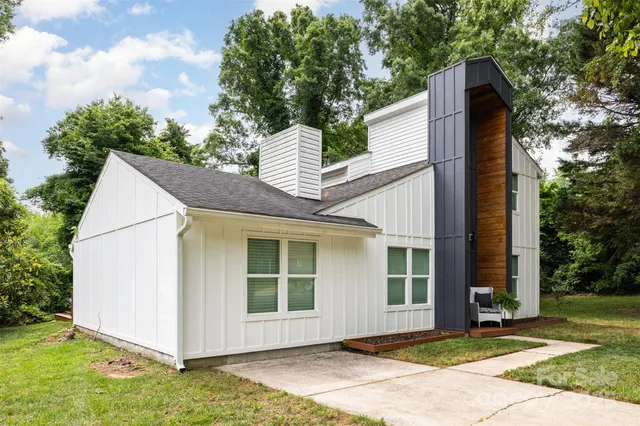 a view of a house with backyard and garden