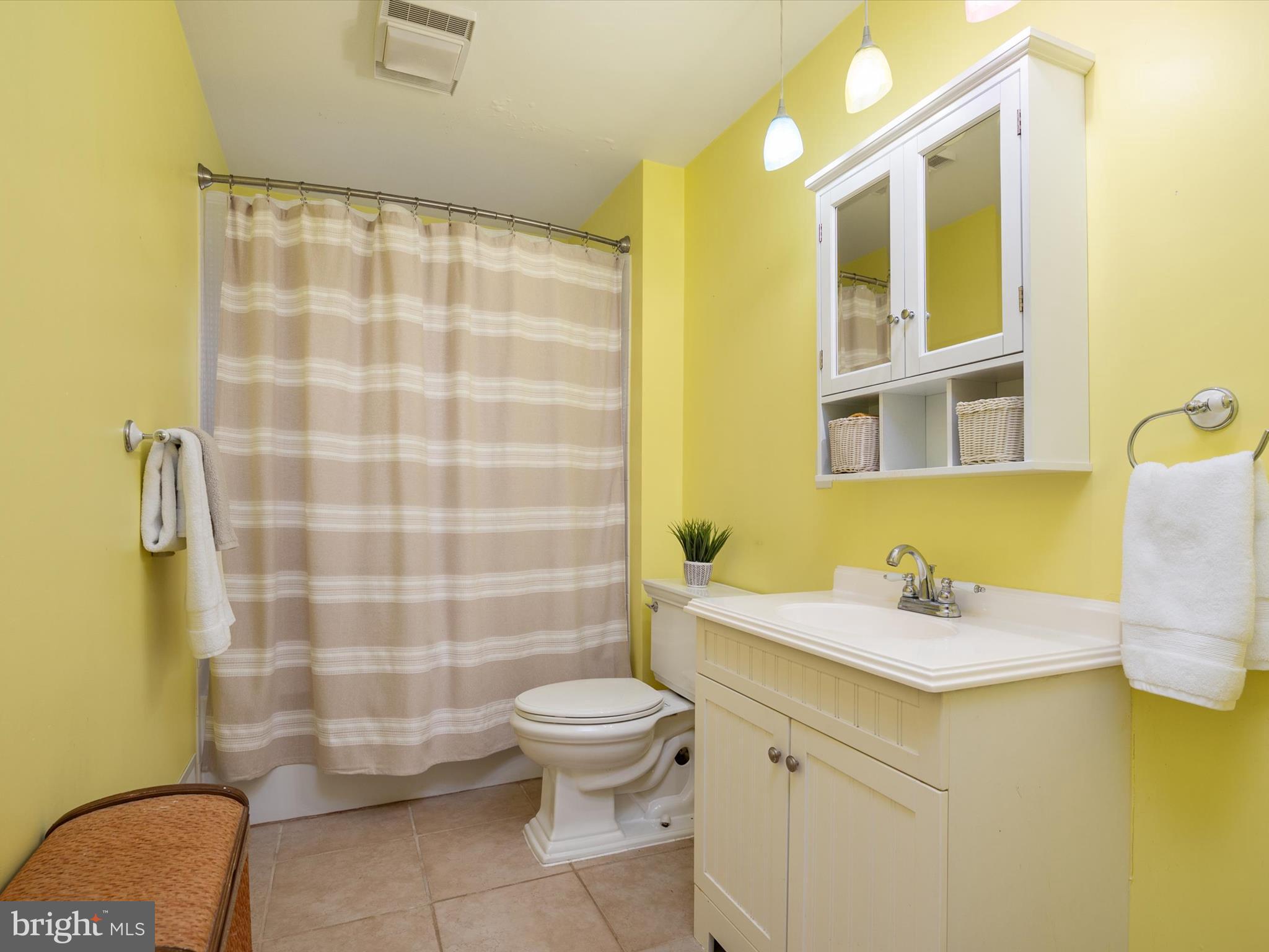 490 Edgewater Road Pasadena, MD 21122 - Photo 25 of 57 Hallway Full Bath with Tub