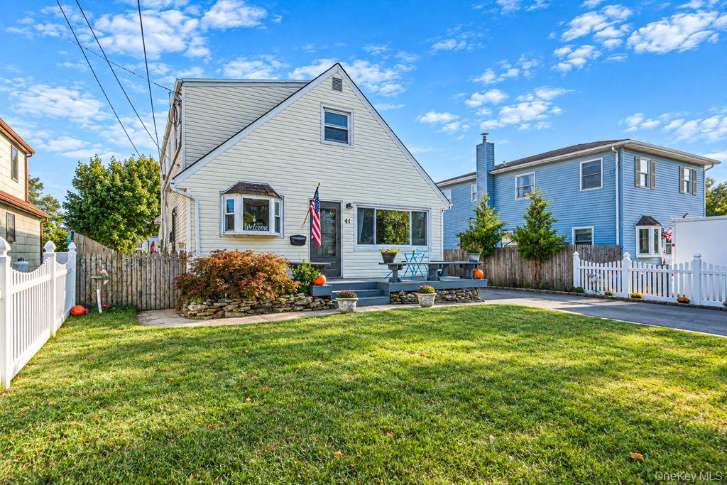 41 East Saltaire Road Lindenhurst, NY 11757 - Photo 2 of 32 Gallery Image 2