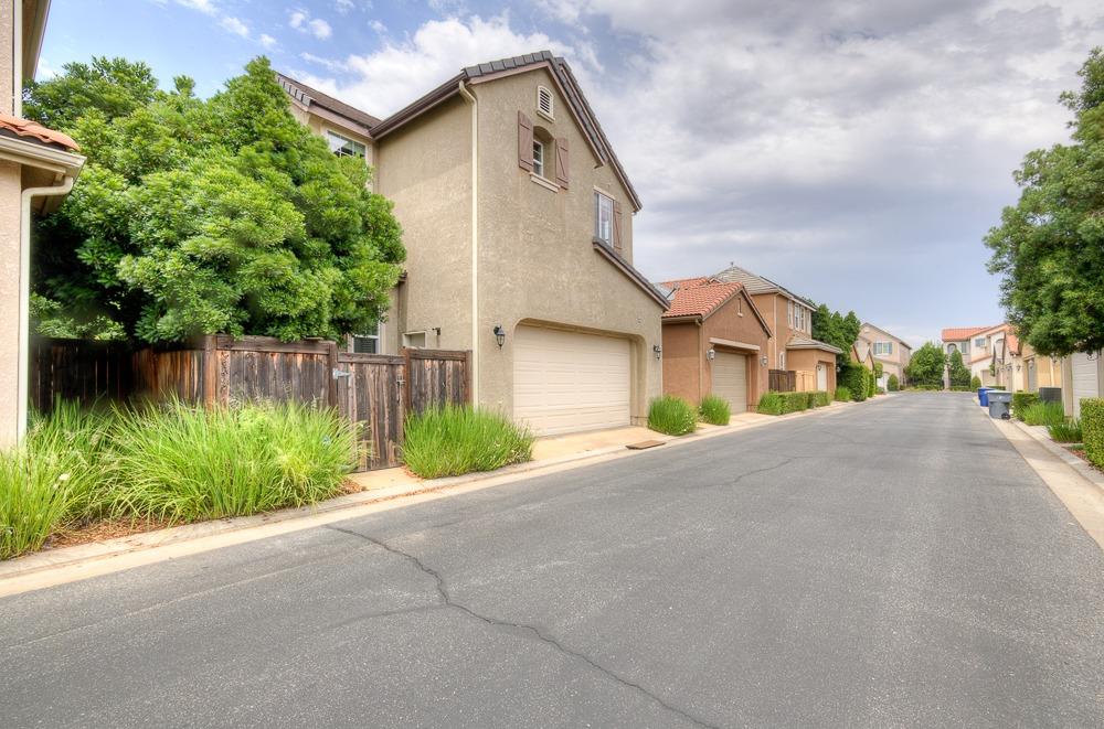 3852 Harlan Ranch Boulevard Clovis, CA 93619 - Photo 38 of 45 a front view of a house with garden