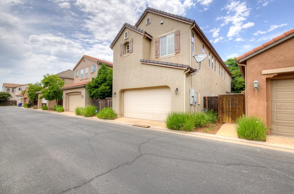 3852 Harlan Ranch Boulevard Clovis, CA 93619 - Photo 4 of 45 a front view of a house with garden