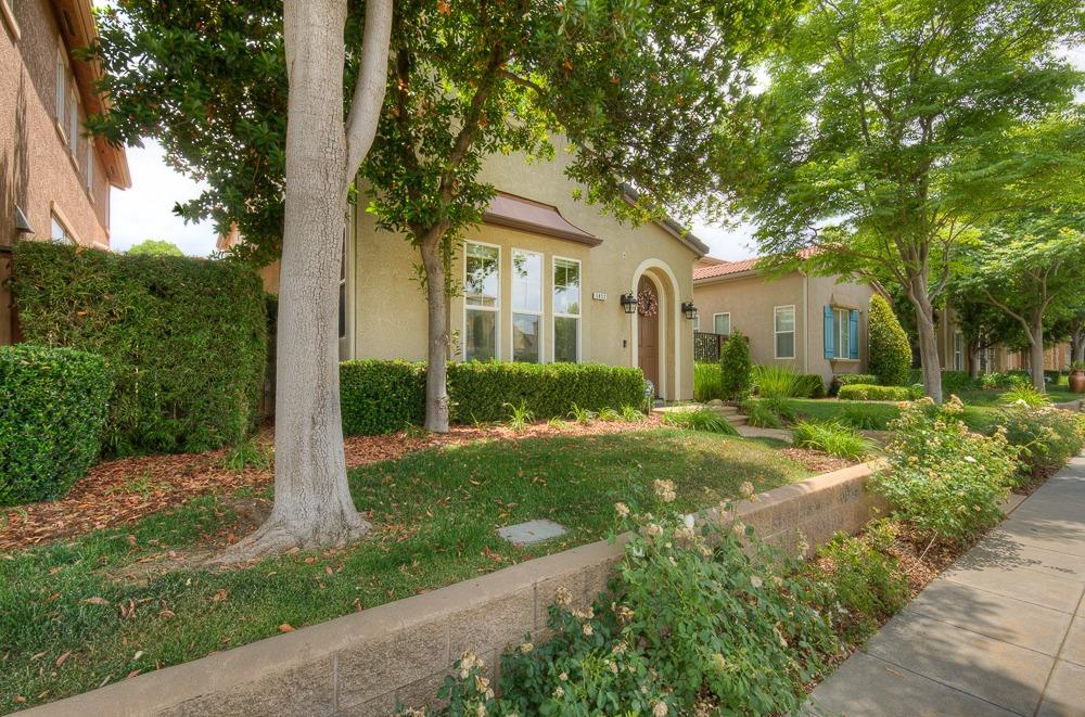 3852 Harlan Ranch Boulevard Clovis, CA 93619 - Photo 43 of 45 a front view of a house with garden