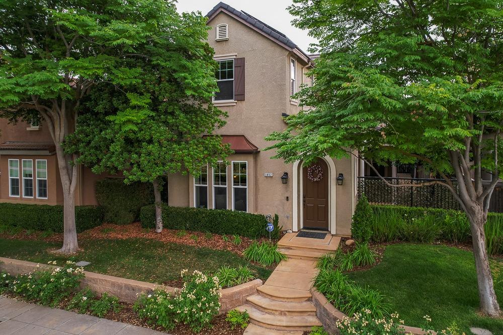 3852 Harlan Ranch Boulevard Clovis, CA 93619 - Photo 5 of 45 a front view of a house with a yard and porch
