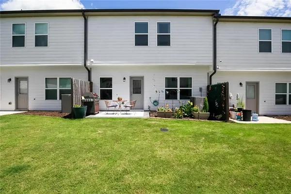 a view of a house with backyard and porch