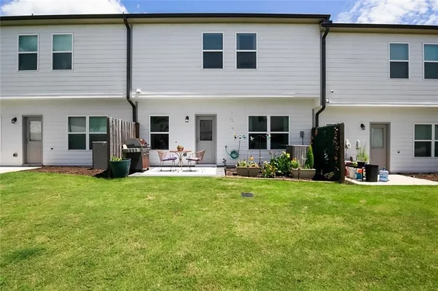 a view of a house with backyard and porch