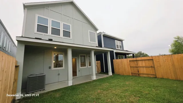 a view of a house with backyard