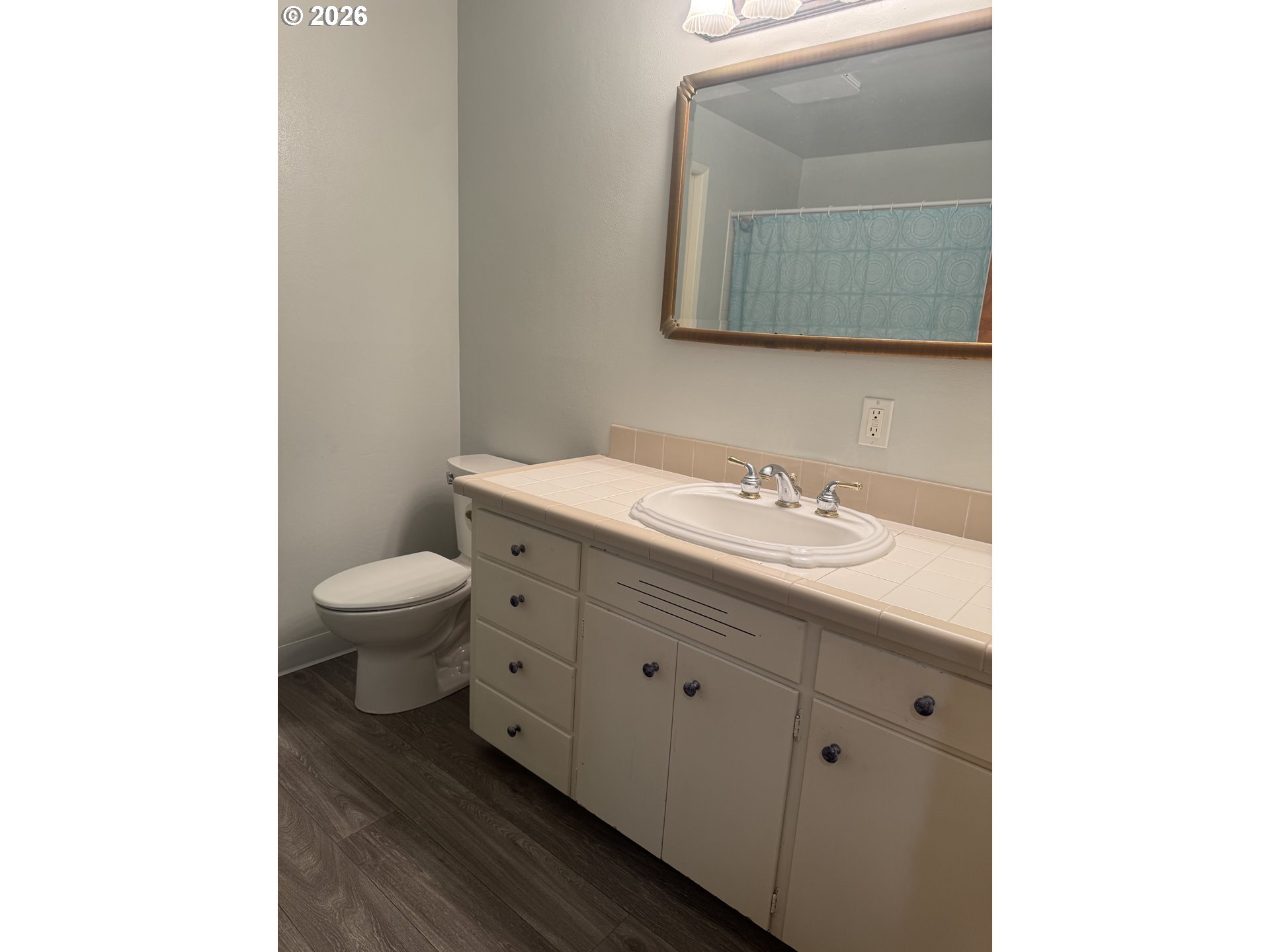 260 Susan Street Eugene, OR 97404 - Photo 14 of 33 a bathroom with a toilet sink and mirror