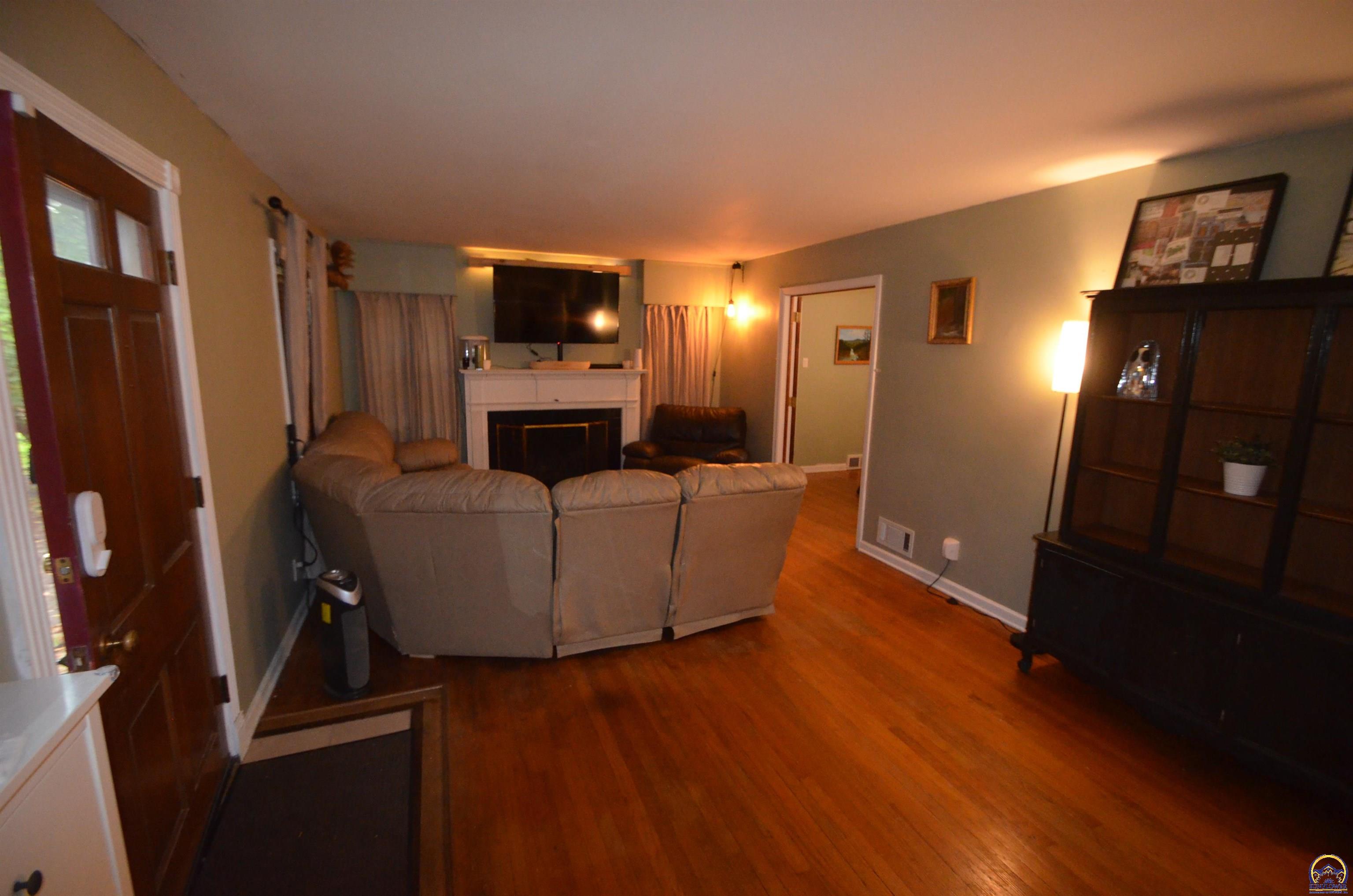 3513 Southwest York Way Topeka, KS 66604 - Photo 2 of 16