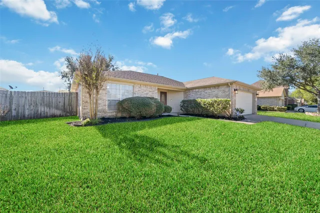 a view of a house with backyard and garden