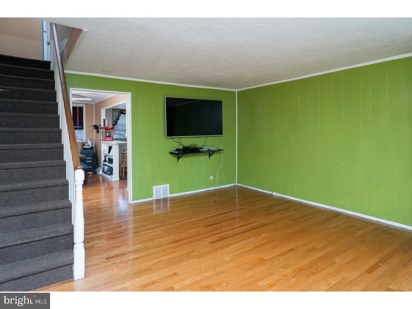 1353 Vernon Road Philadelphia, PA 19150 - Photo 3 of 19 Living Room