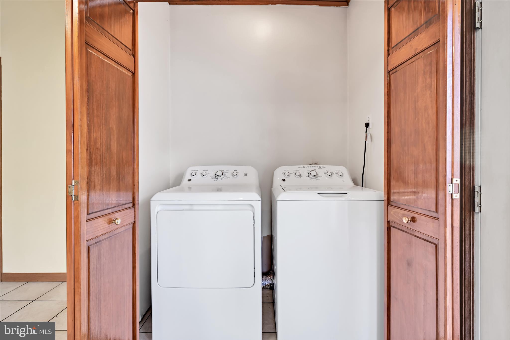 283 South Tulpehocken Street Pine Grove, PA 17963 - Photo 24 of 35 a utility room with dryer and washer
