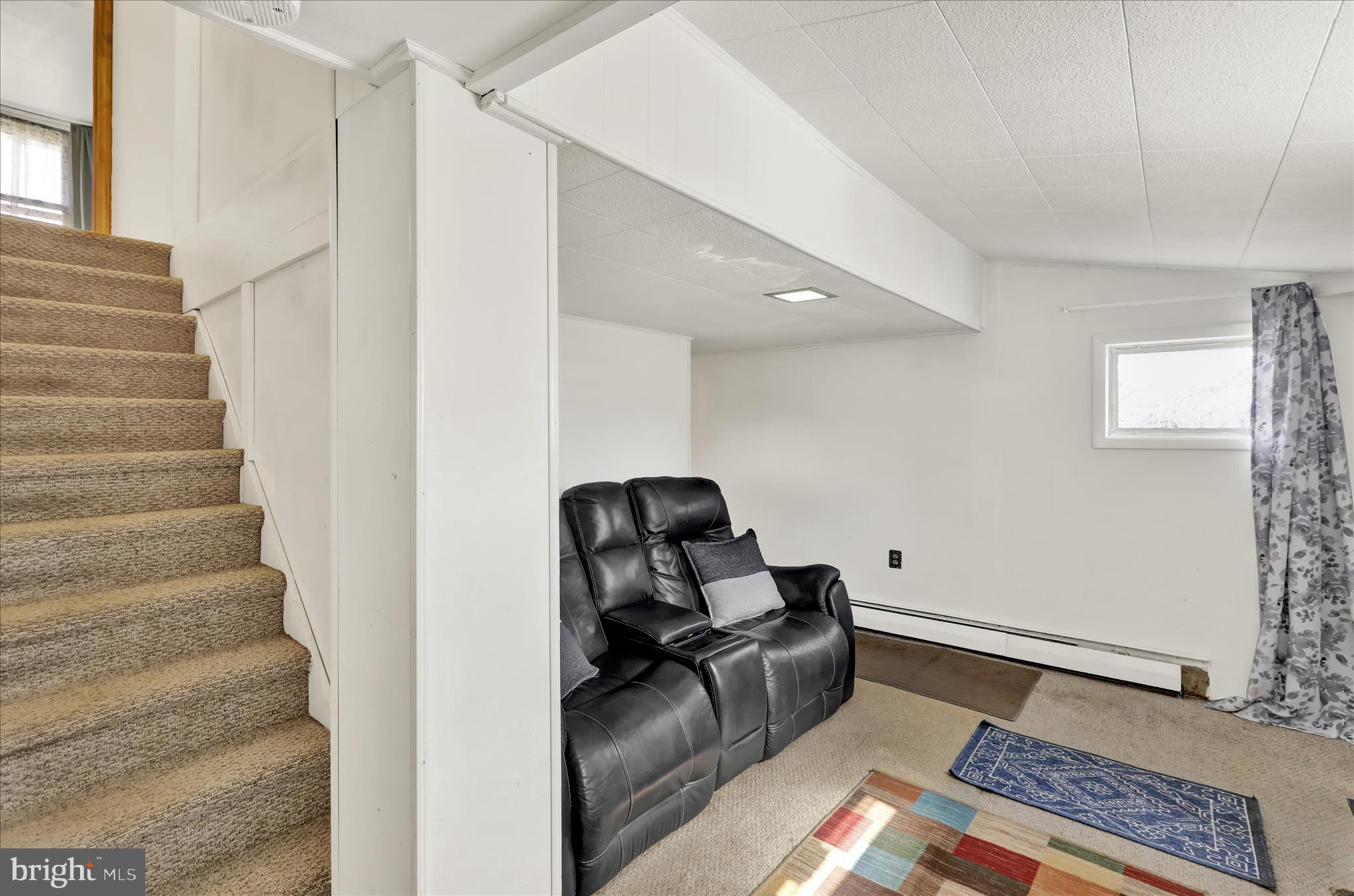 1086 Heffner Lane Reading, PA 19605 - Photo 12 of 44 a living room with furniture