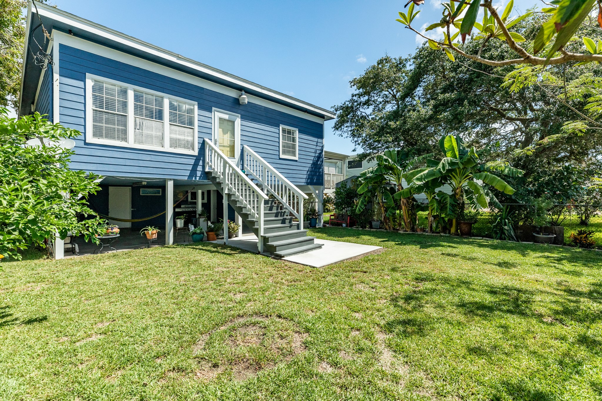 1625 Ave M 1/2 Galveston, TX 77550 - Photo 4 of 24 a view of a house with a yard and tree