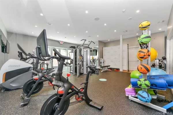 $10,800 | 601 Grist Mill Circle, Unit 601, Roslyn, NY 11576
