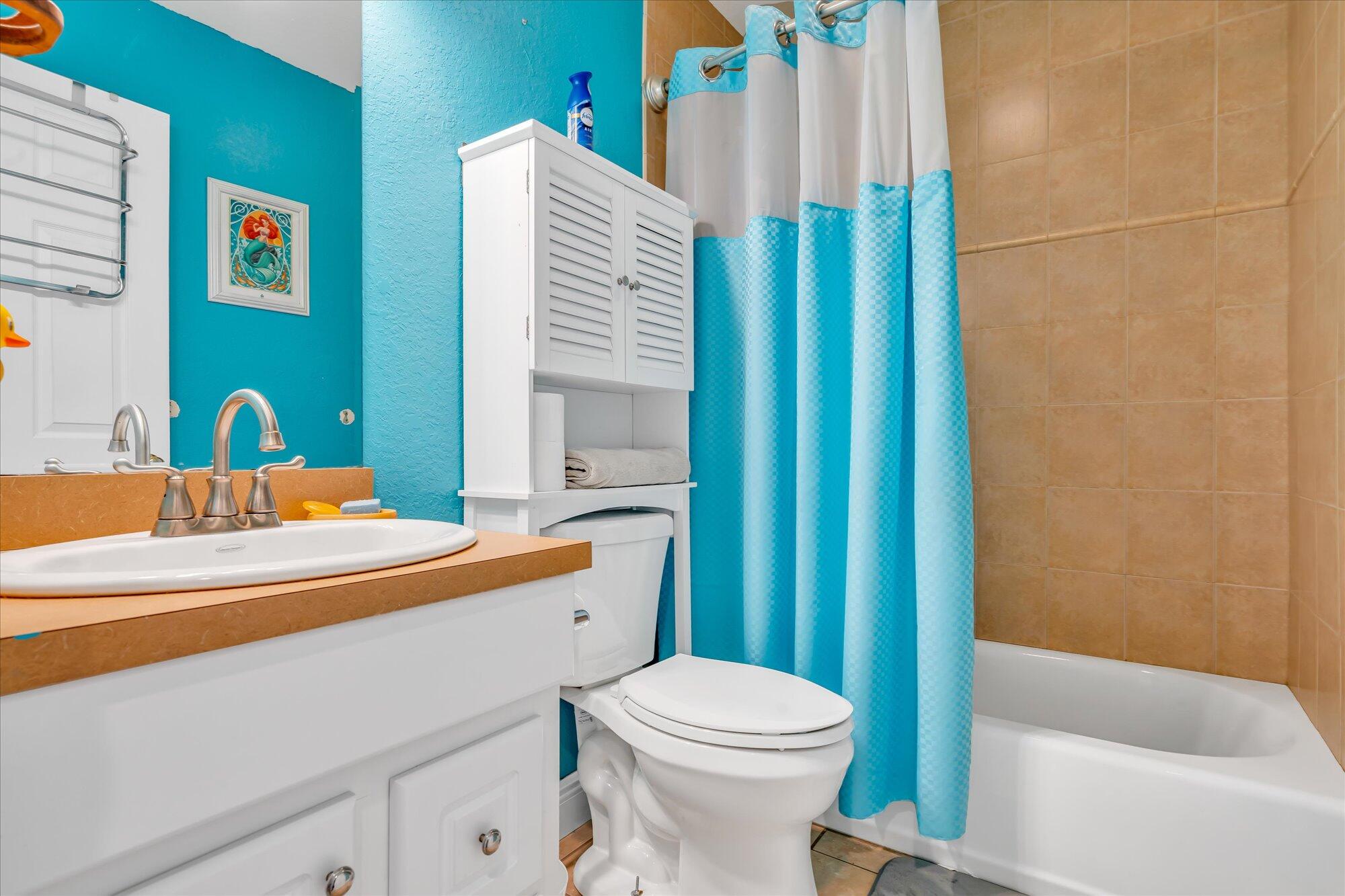 939 Plantation Road Key Largo, FL 33037 - Photo 21 of 38 a bathroom with a sink a toilet and shower