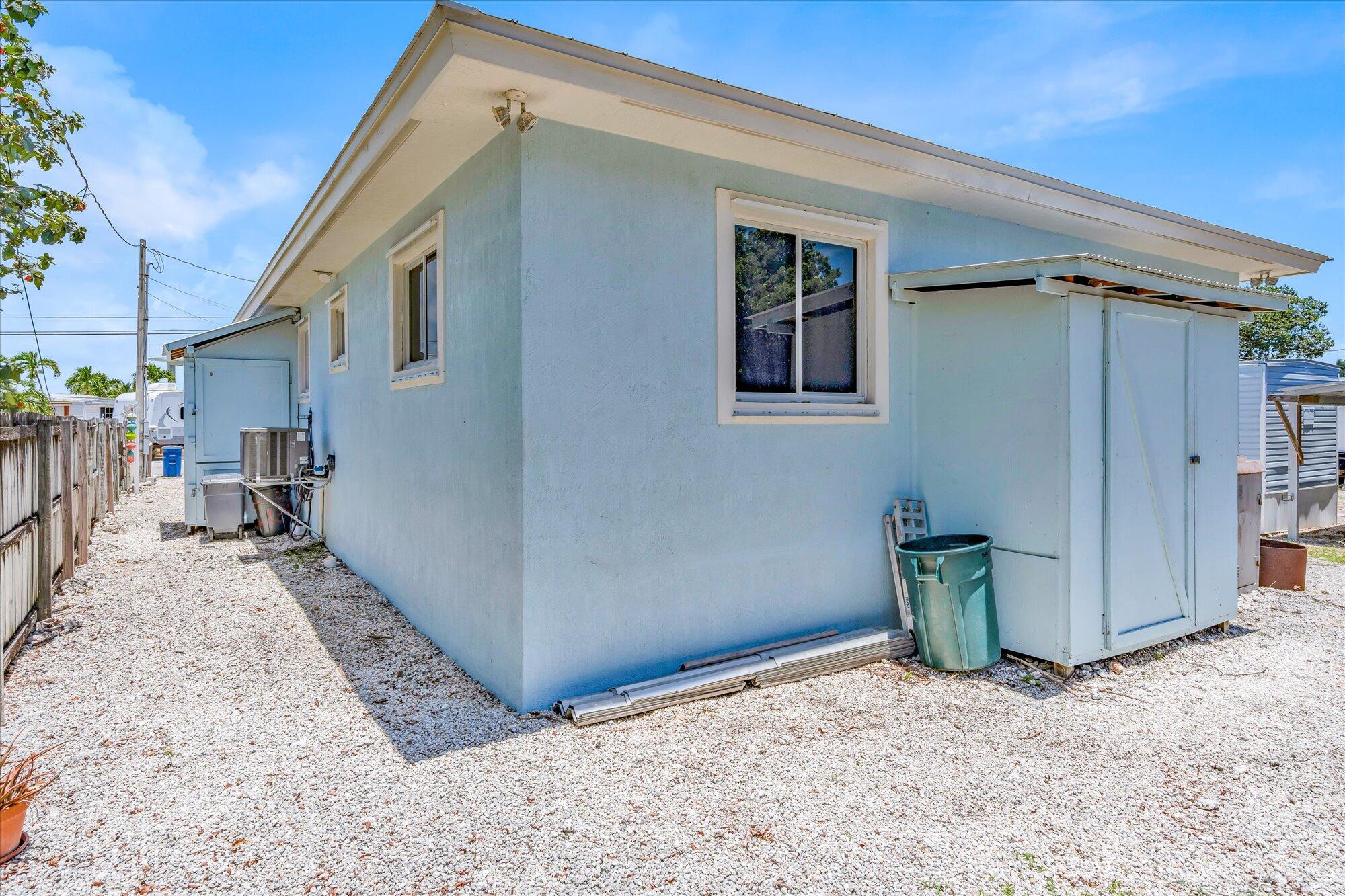 939 Plantation Road Key Largo, FL 33037 - Photo 29 of 38 a backyard of a house