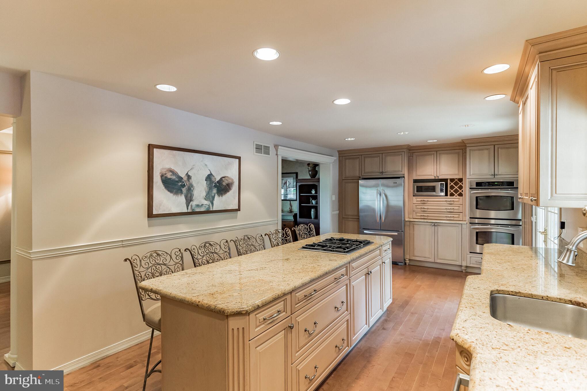 129 Round Hill Road Voorhees, NJ 08043 - Photo 5 of 33 Granite Island seats 5, double ovens