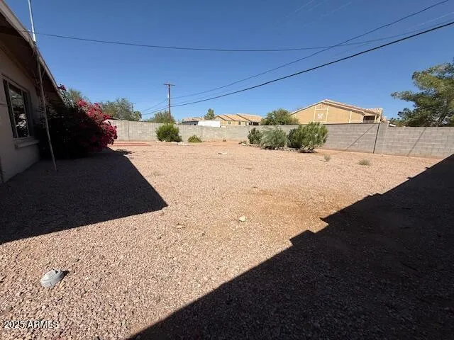 a view of a backyard