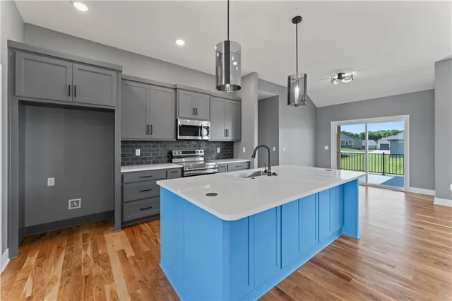 $393,900 | 806 West Shawhan Parkway, Lone Jack, MO 64086