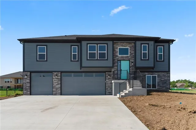 $393,900 | 806 West Shawhan Parkway, Lone Jack, MO 64086