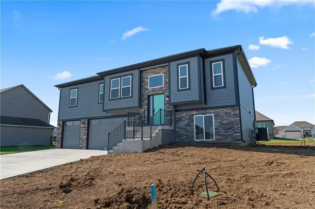 $393,900 | 806 West Shawhan Parkway, Lone Jack, MO 64086