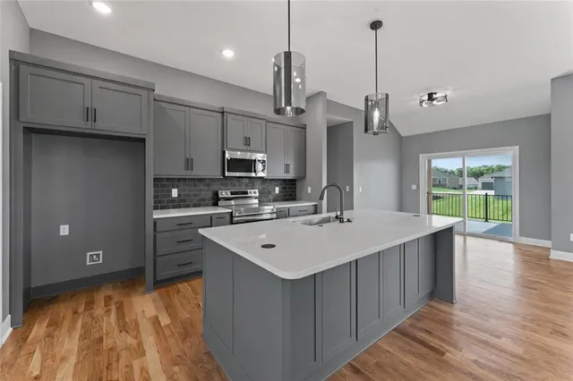 $393,900 | 806 West Shawhan Parkway, Lone Jack, MO 64086