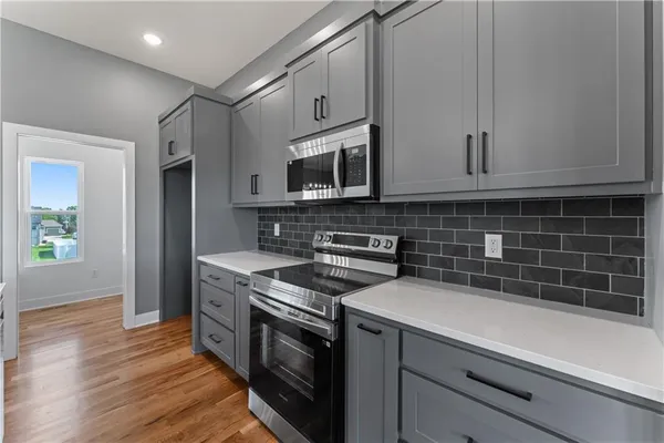 $399,900 | 806 West Shawhan Parkway, Lone Jack, MO 64086
