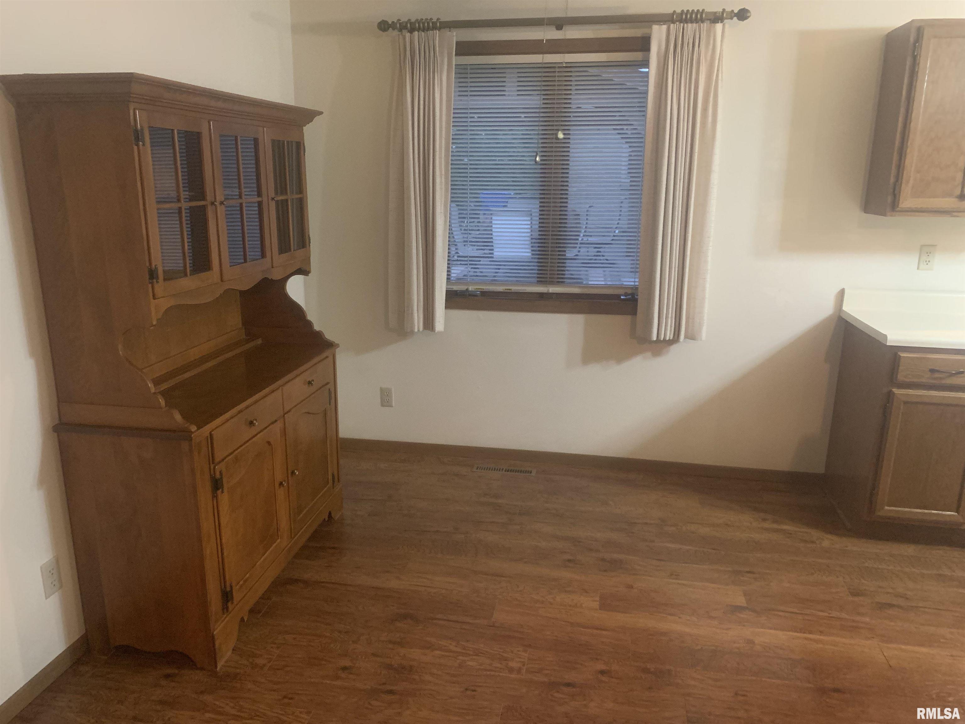 4237 26th Avenue Moline, IL 61265 - Photo 11 of 35