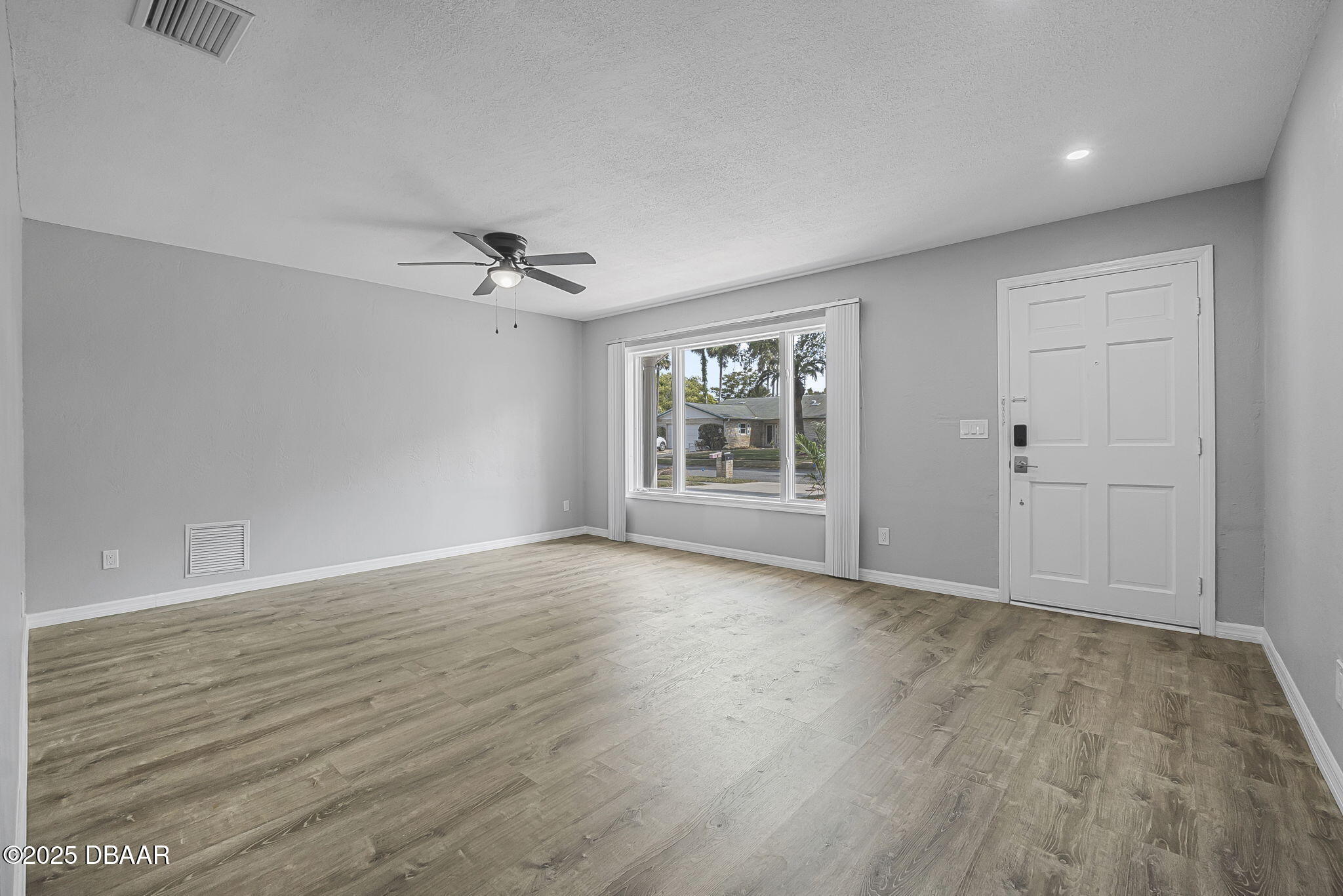 1408 Edgewater Road Daytona Beach, FL 32114 - Photo 8 of 24 Entrance Living Room